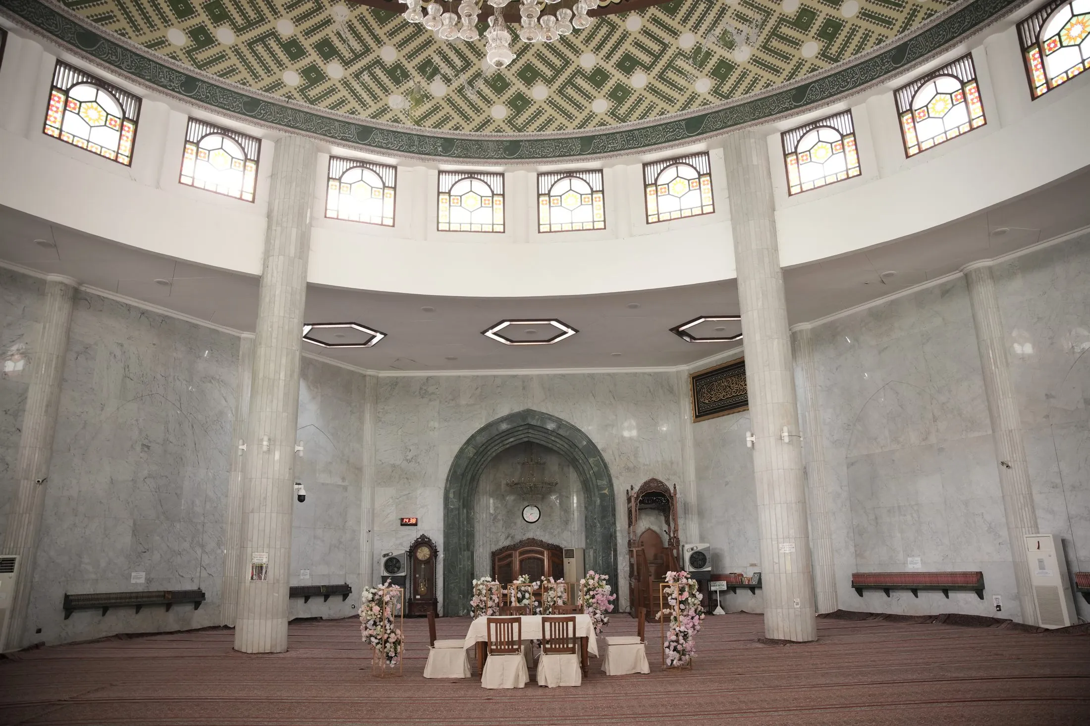Suasana ruang akad nikah berkubah dengan jendela kaca patri di Masjid At-Taqwa Sriwijaya