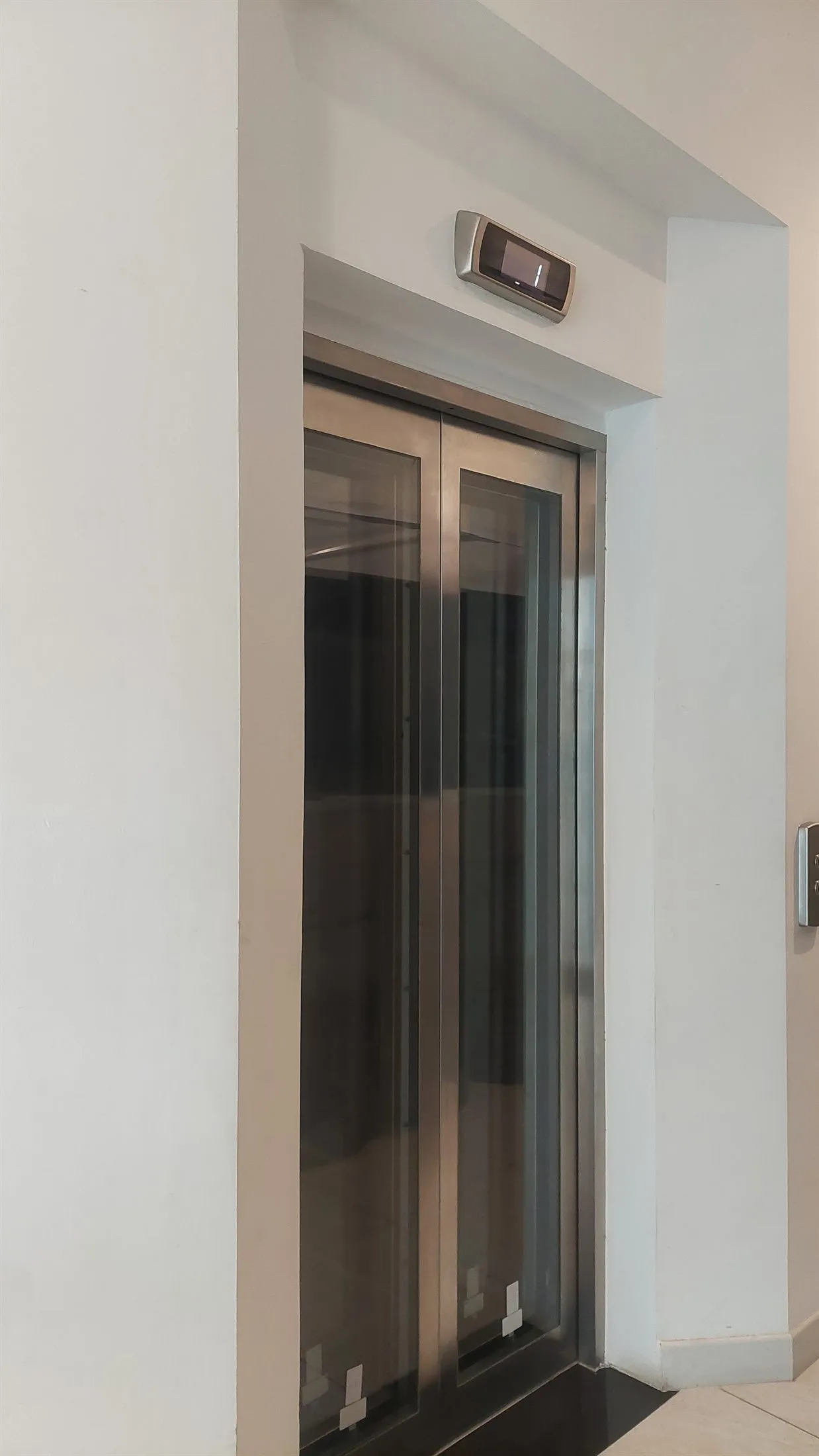 Lift gedung yang memudahkan akses tamu menuju Aula At-Taqwa Sriwijaya