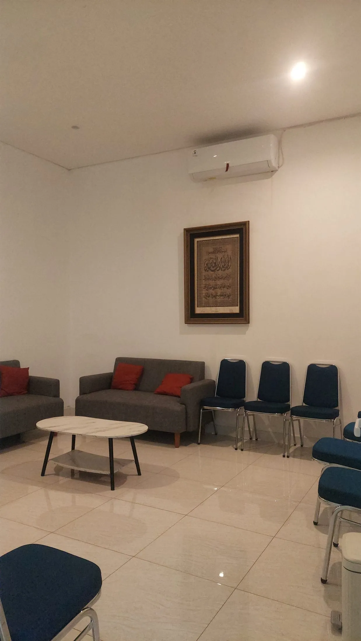 Ruang transit tamu dengan kursi dan sofa di gedung pernikahan Kebayoran Baru