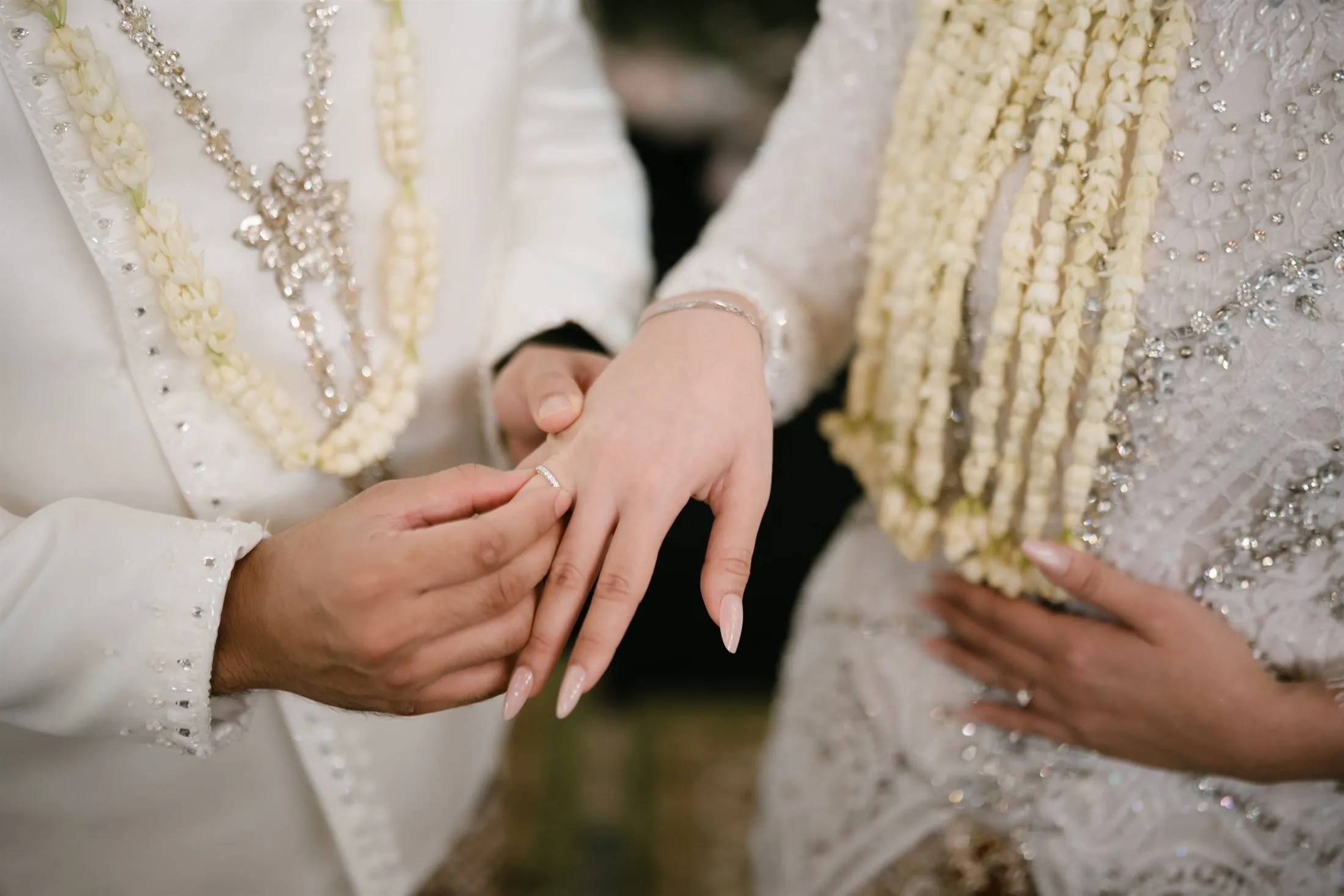 Pasangan pengantin bersanding dalam balutan busana adat di Aula At-Taqwa Sriwijaya, Kebayoran Baru