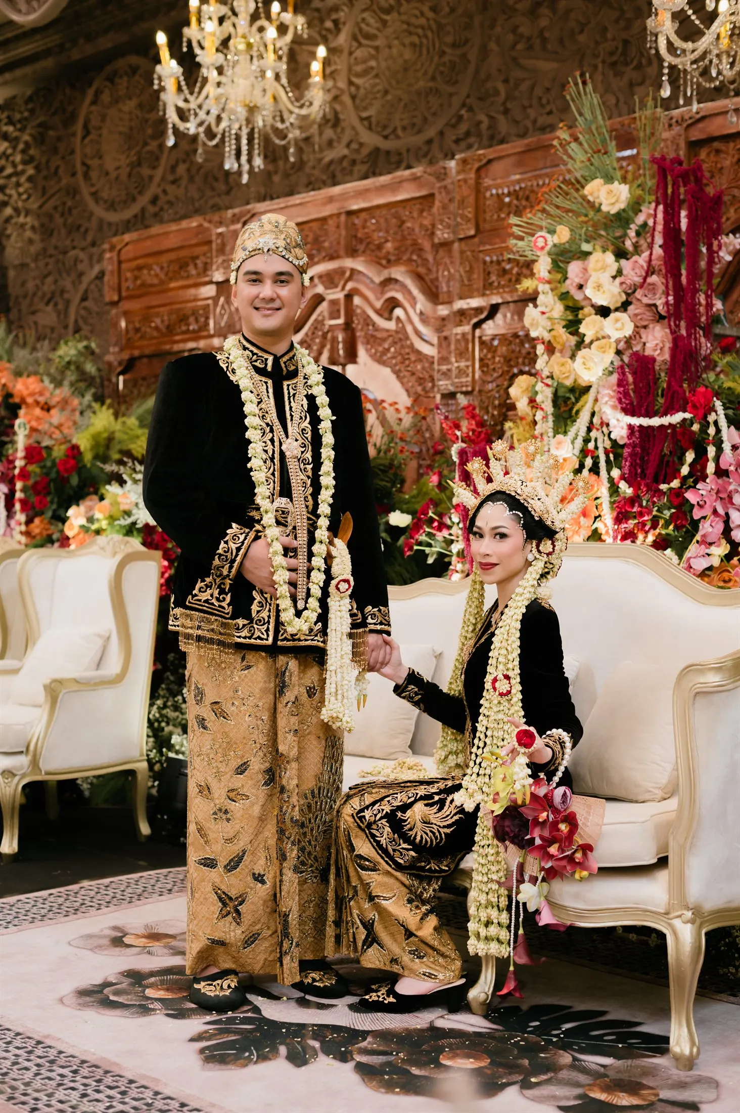 Pengantin Devano dan Galista di pelaminan bernuansa emas dan merah di Aula At-Taqwa Sriwijaya